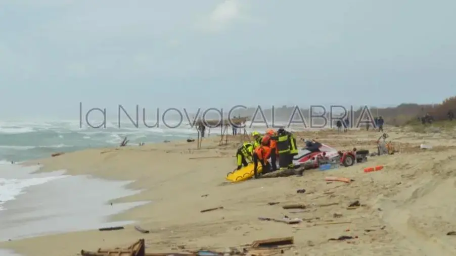 images Naufragio migranti, il gip convalida il fermo per lo scafista minorenne