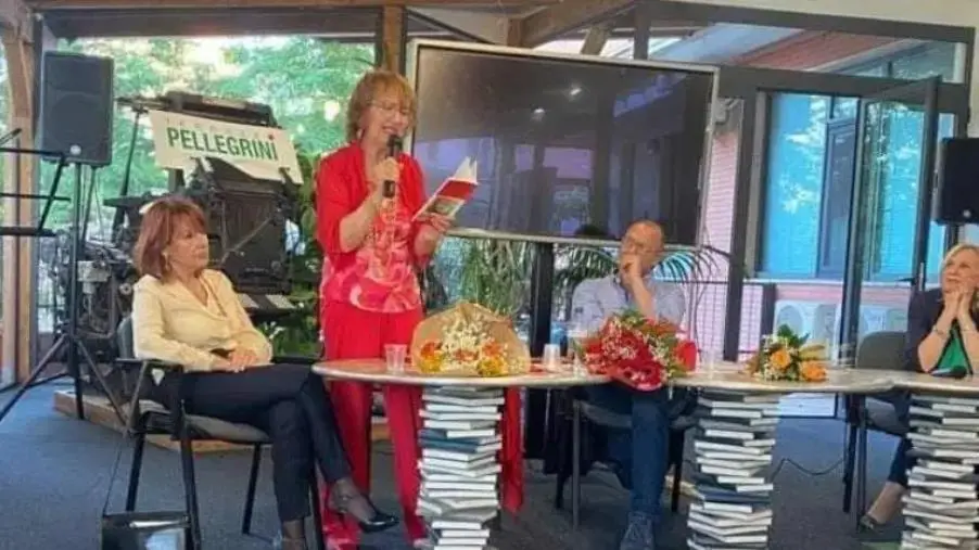 images Annalina Paradiso ha presentato il suo libro “Pane e poesia” a Cosenza