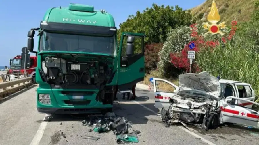 images Incidente stradale nel Cosentino: feriti cinque volontari della Croce Rossa