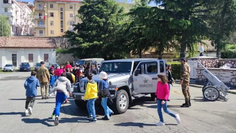 Catanzaro, i bambini della "Patari-Rodari" in visita al Comando Militare dell'Esercito
