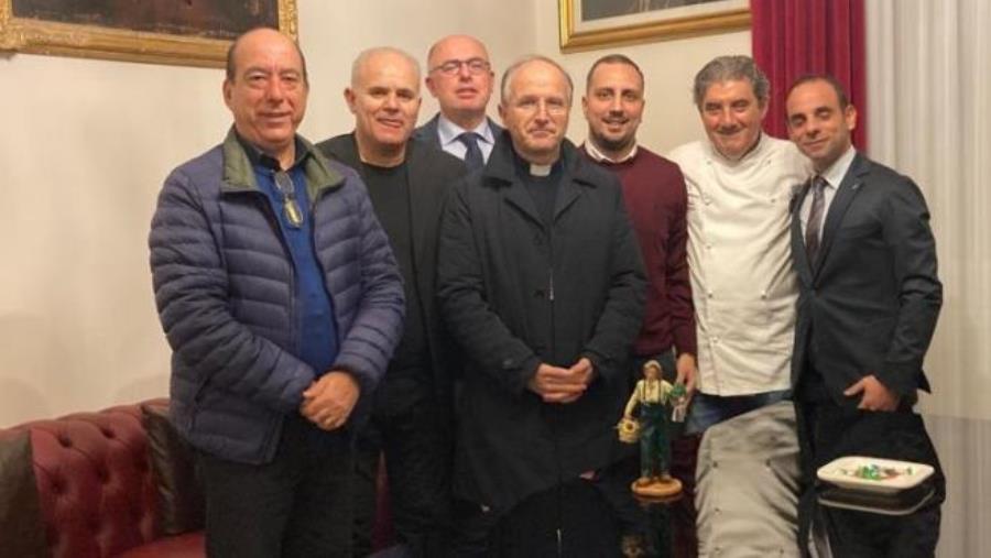 Reggio Calabria, Coldiretti e Confartigianato donano all'arcivescovo Morrone la statuina della florovivaista  