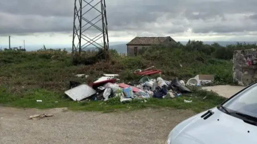 images Un cittadino del quartiere Lenza si rivolge a Fiorita: "Cumulo di rifiuti vicino alla fontana"