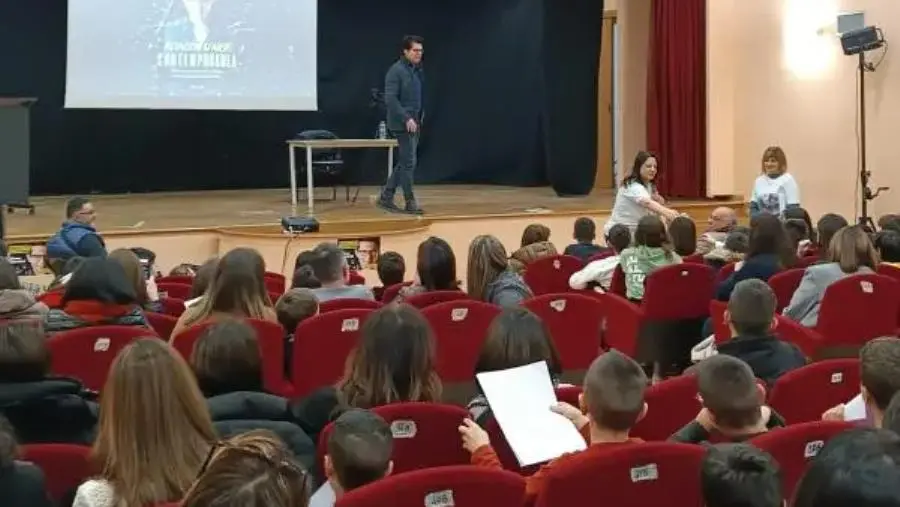 images Filadelfia, Giovanni Muciaccia incanta i bimbi attraverso un viaggio colorato 