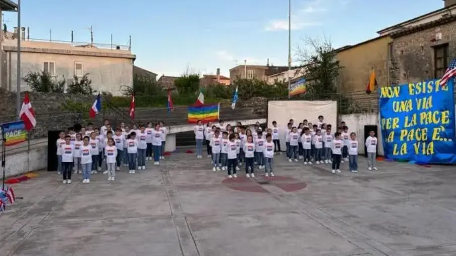 images Stalettì, i bambini della Primaria chiudono l'anno scolastico con una cerimonia in piazza