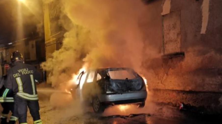 images Lamezia Terme, in fiamme un'auto: il rogo danneggia la vicina abitazione 