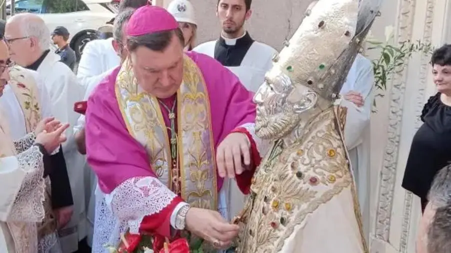 images Catanzaro, l'Arcivescovo Maniago dona la sua croce a San Vitaliano: il racconto della processione per le vie della città