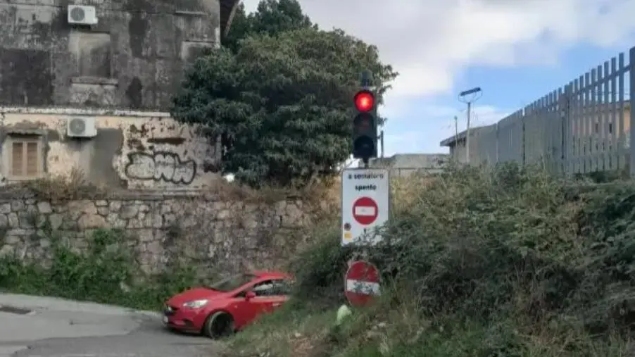 images Semaforo in via Orti a Catanzaro, Elio Mauro: "Causa seri disagi agli automobilisti"