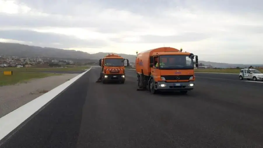 images Cenere dell'Etna sulla pista, Anas attivata per il ripristino del traffico aereo a Reggio