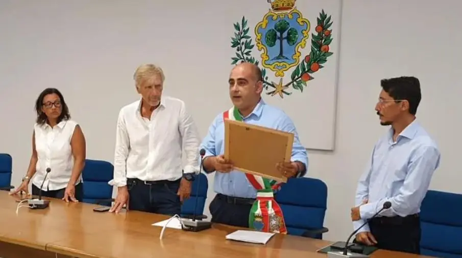 images Soverato, la bandiera giallorossa Enrico Nicolini cittadino onorario