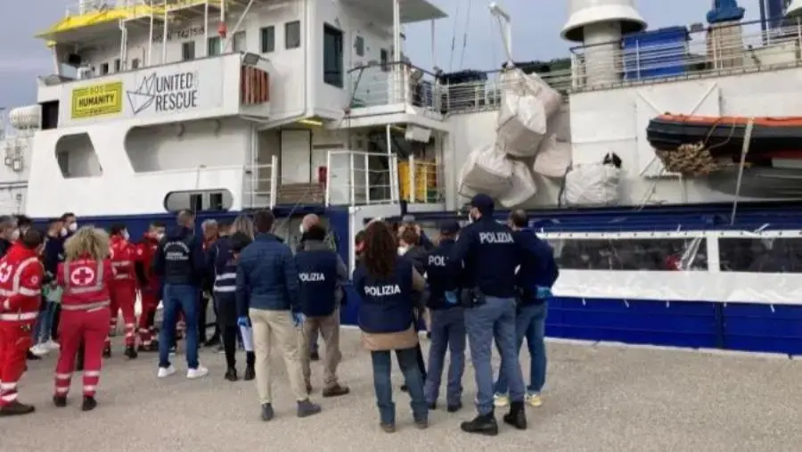 Rimpatriato rientra in Italia sbarcando con migranti a Crotone: arrestato giovane egiziano