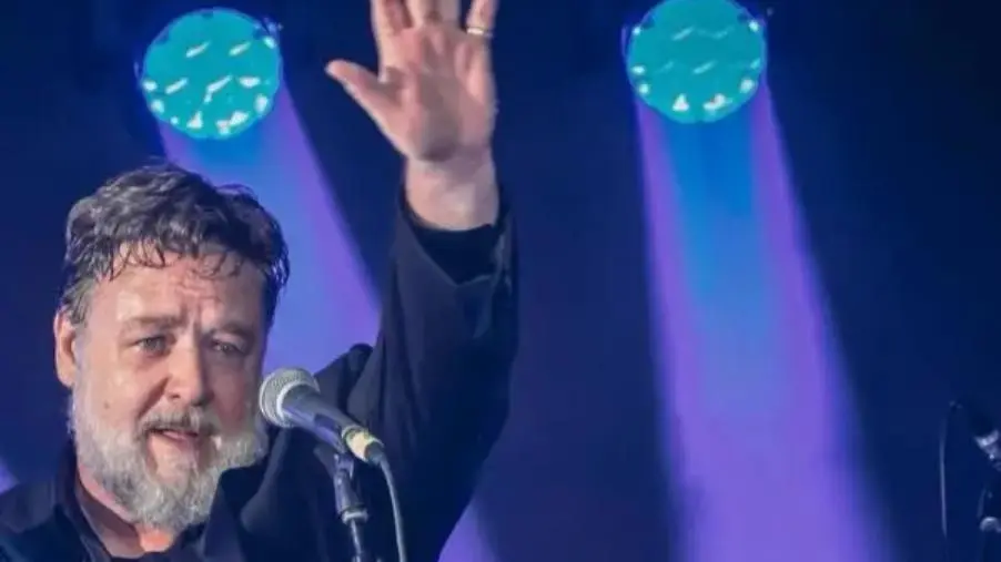 Sale l'attesa per la star Russel Crowe in concerto al teatro Politeama di Catanzaro 