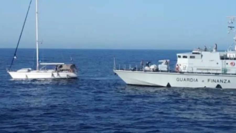 images Sbarco di migranti a Roccella Jonica, soccorsi 76 naufraghi afghani