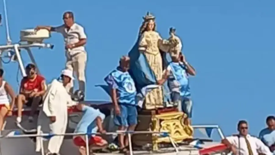 images Catanzaro, a Lido si rinnova la tradizionale processione a mare della Madonna di Porto Salvo 
