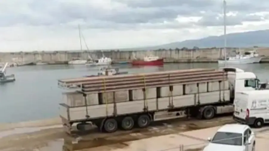 images Porto di Catanzaro, arrivati i primi pontili