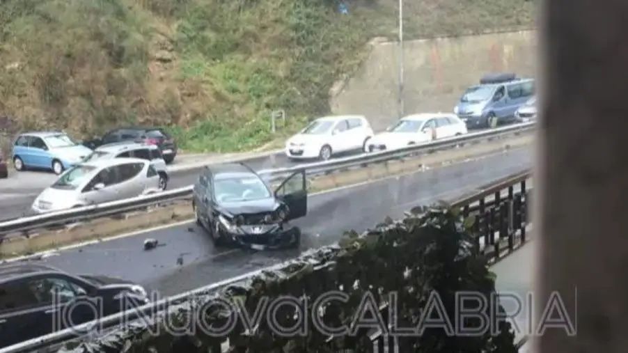 images Catanzaro, incidente a Viale de Filippis: traffico fermo