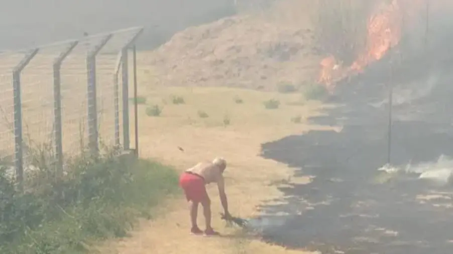 Incendio a Catanzaro Lido, Riccio: "Perchè la Municipale non ha fatto rispettare l'ordinanza sul diserbo?"