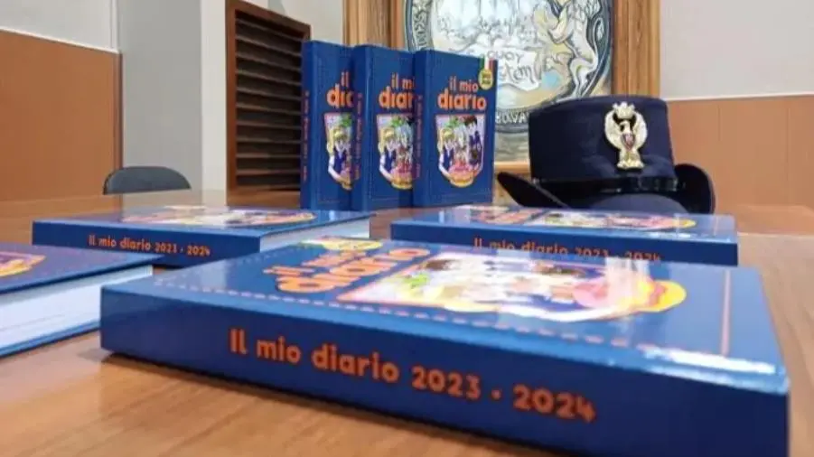 Progetto "Il mio Diario 2023/2024", la Polizia di Vibo Valentia consegna le agende scolastiche agli alunni delle quarte classi delle scuole primarie della provincia