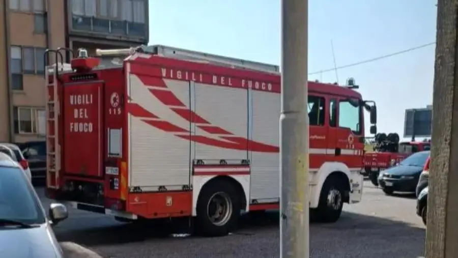 images Catanzaro, acqua e fogna stagnanti nell'area di un condominio a via Teano: intervengono i vigili del fuoco