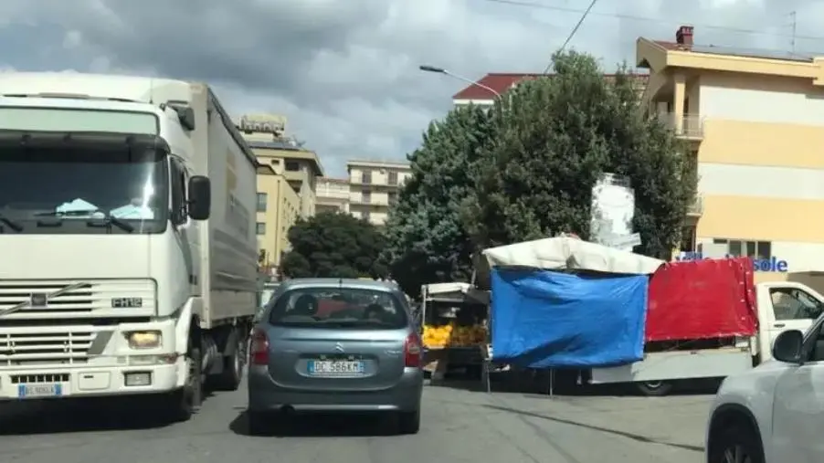 images Catanzaro, la vergogna di Pontepiccolo ostaggio di ambulanti abusivi: chi è complice?