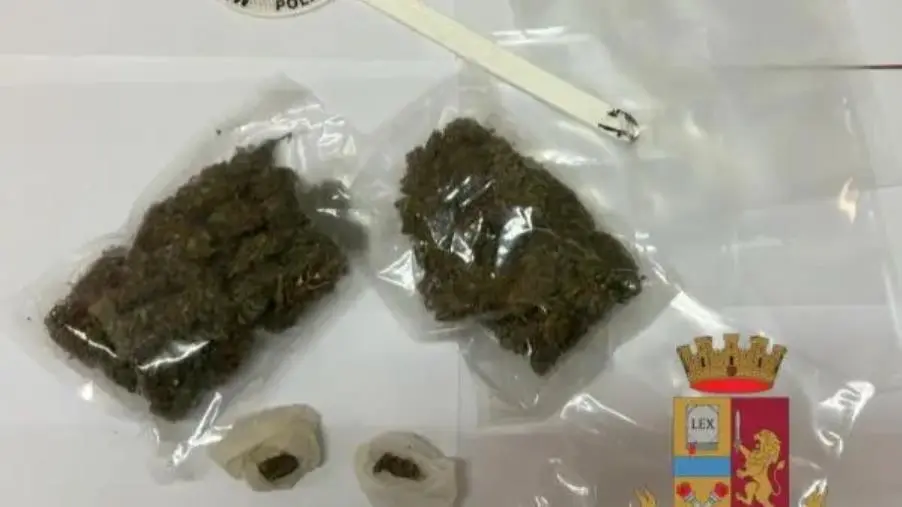 images Comportamento sospetto alla guida, trovato in possesso di marijuana: un arresto nel Vibonese