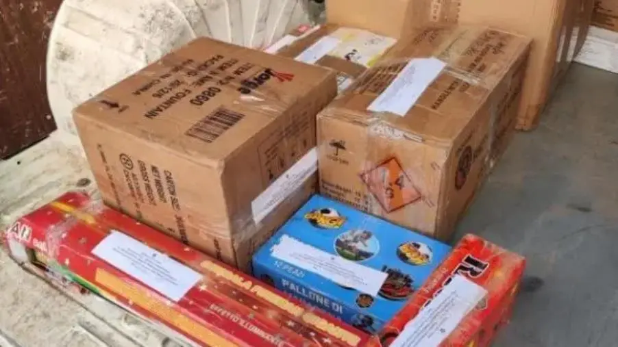 images Crotone, sequestrati oltre 80 kg di materiale pirotecnico: sanzionati i titolari di 2 negozi