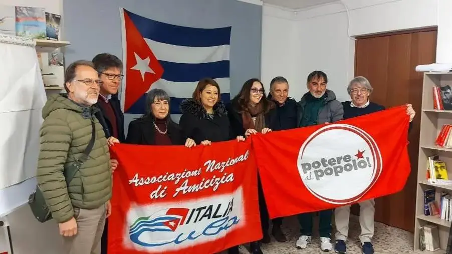 images Mariela Castro e l'Ambasciatrice Cubana in visita alla sede di Potere al Popolo Catanzaro