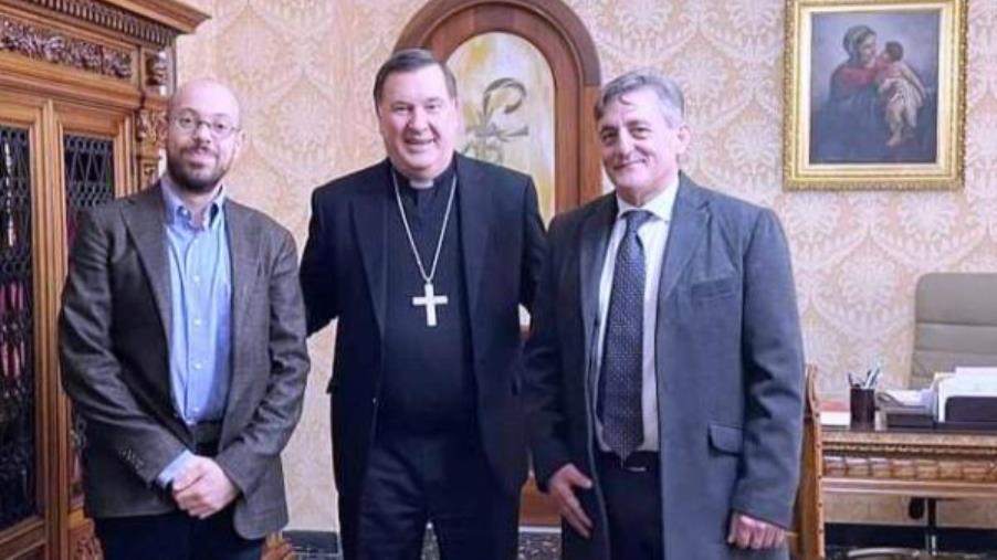 images Catanzaro, Coldiretti e Confartigianato consegnano all’arcivescovo Maniago la statuina del Presepe 2022 