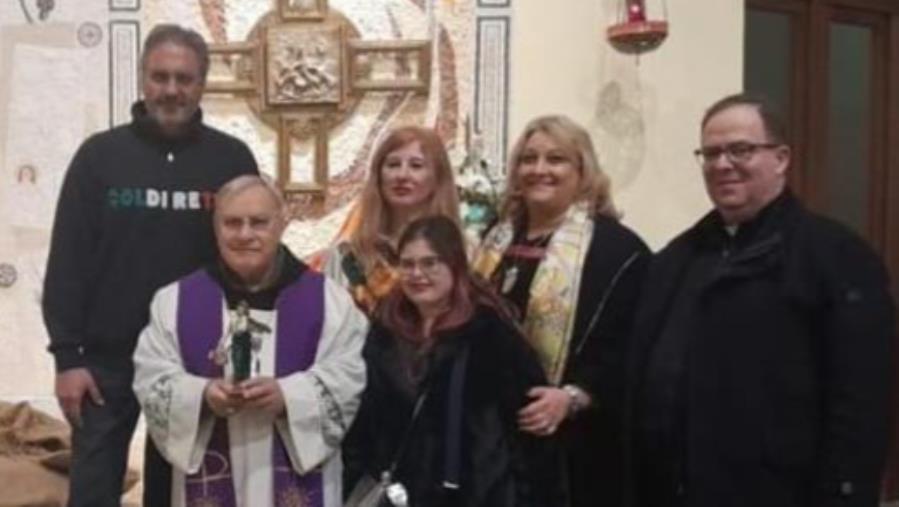 images Confartigianato e Coldiretti consegnano la statuina della florovivaista all’arcivescovo di Cosenza-Bisignano 