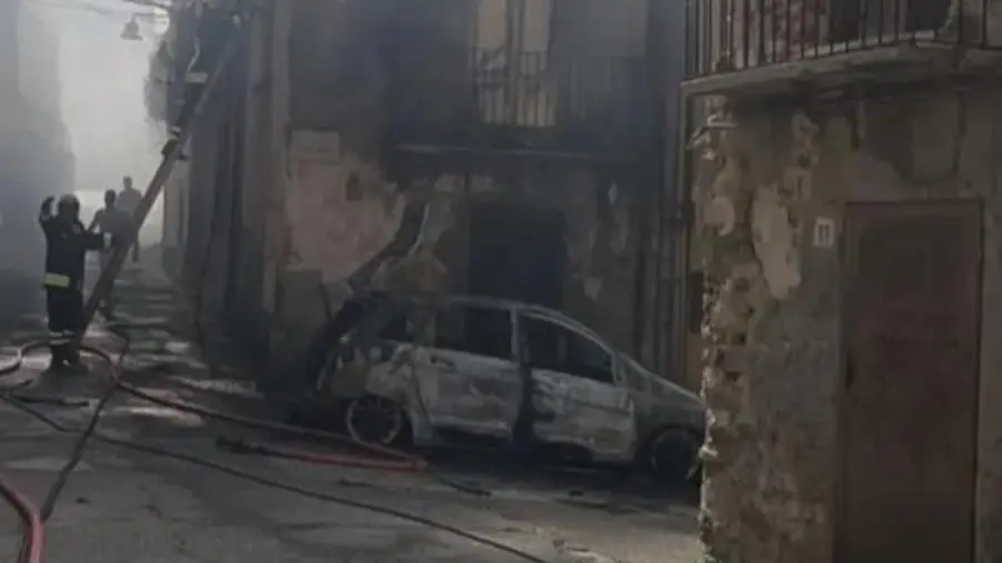images Polistena, incendio si propaga da un'auto ad una abitazione e la devasta