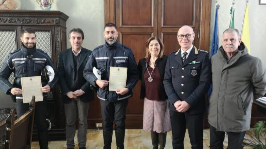 images Encomio del sindaco Fiorita e dell’assessore Giordano agli agenti motociclisti della Polizia locale Chiaravalloti e Sgrò