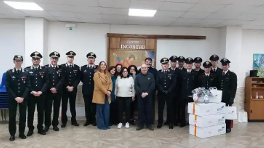 images Gli allievi Carabinieri della Scuola di Reggio Calabria donano le uova di Pasqua ai piccoli pazienti del Gom