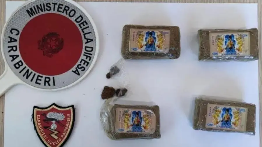 Crotone, i carabinieri lo beccano con 4 panetti di hashish in una valigia: arrestato 65enne