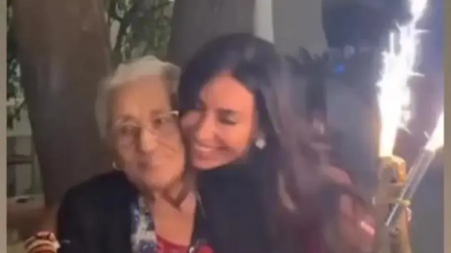 images Elisabetta Gregoraci a Soverato festeggia i 102 anni della sua amata nonna