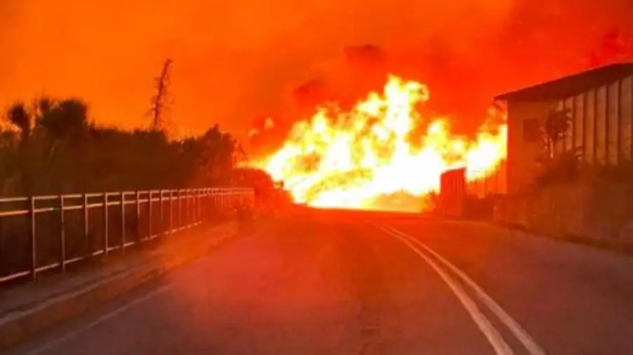 Incendi, chiusa la Ss 106 per un tratto nel Reggino