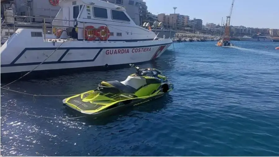 images A forte velocità con la moto d'acqua, sequestro della Guardia Costiera
