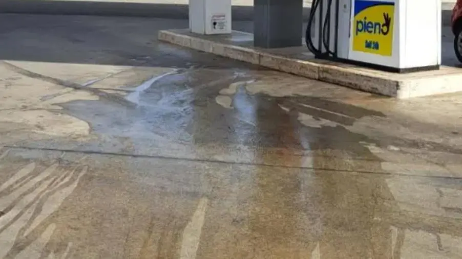 images Catanzaro, perdita di benzina dalla pompa del distributore nei pressi del Centro commerciale