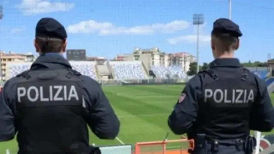 Fumogeni durante Crotone-Turris: 5 tifosi campani colpiti da D.A.SPO 