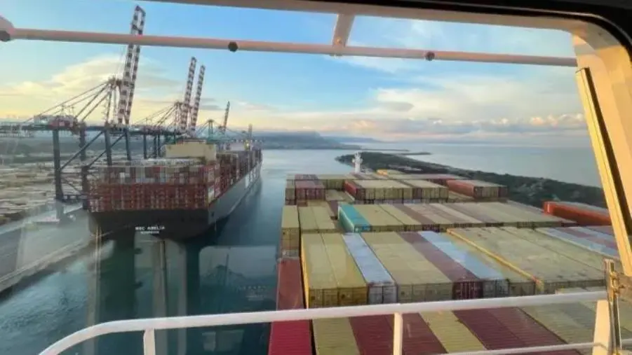 images Porto di Gioia Tauro: sorpasso di 2 portacontainer lungo il canale 