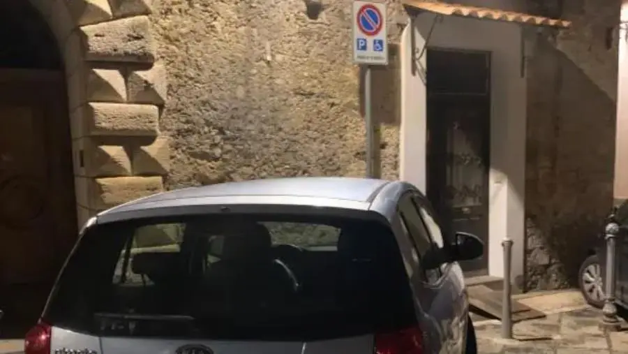 Catanzaro, il Pianicello resta ostaggio degli incivili: auto senza pass occupa posto disabili