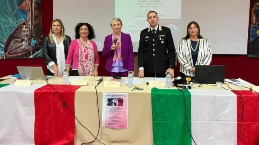 images Verso la “Giornata dell'Unità nazionale e delle Forze armate” con i carabinieri al Liceo Pirio di Rosarno 