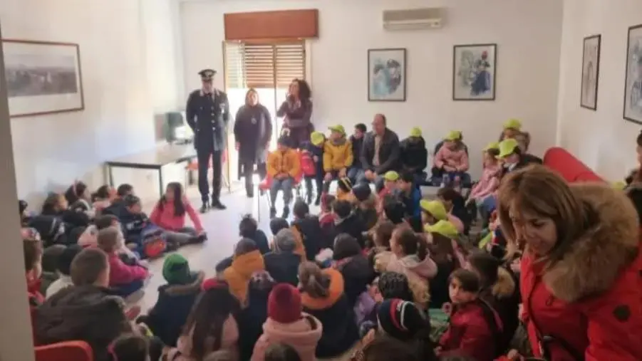 Isola di Capo Rizzuto, incontri dei Carabinieri con gli studenti e la popolazione