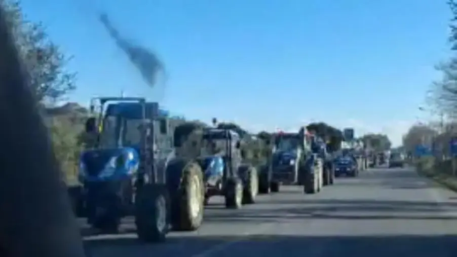 images La protesta degli agricoltori sulla 106: l'arcivescovo di Crotone scende fra i manifestanti