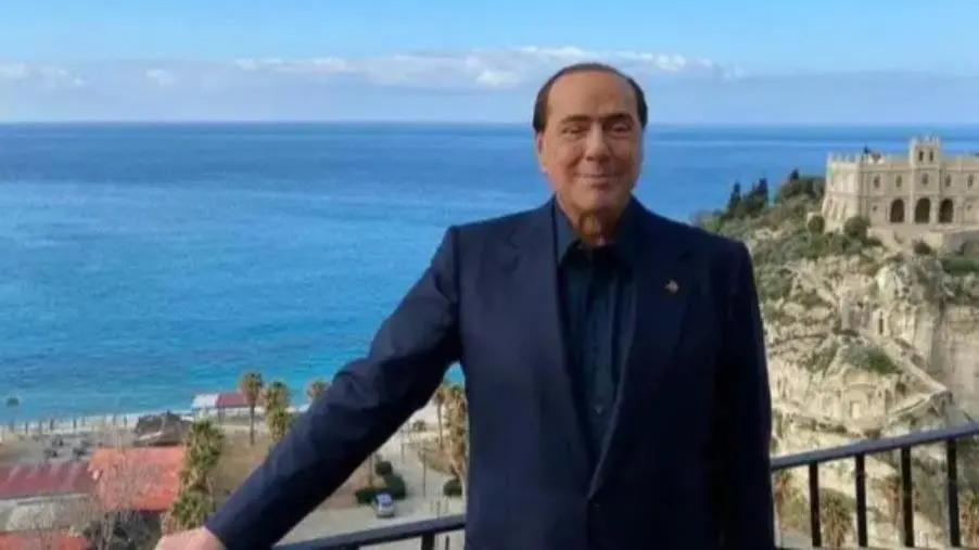 images Tropea riconquista le Cinque Vele di Legambiente, il sindaco: "Lo dedichiamo a Berlusconi"
