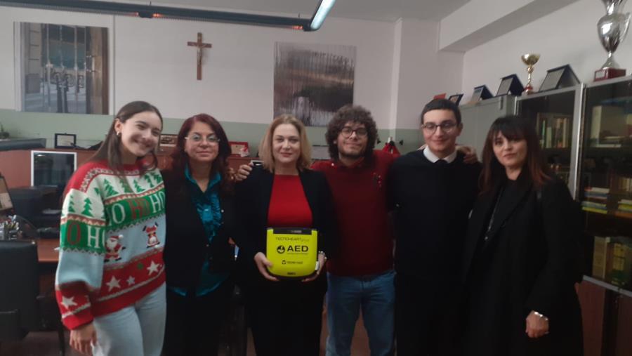 images Catanzaro, l'associazione "Universo Minori" dona un defibrillatore al liceo classico 'Galluppi'  
