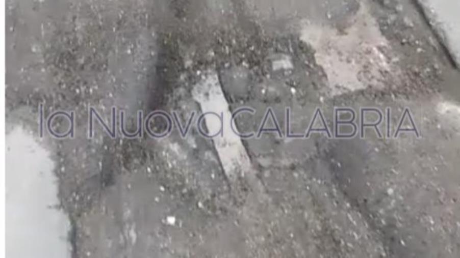 Catanzaro, asfalto dissestato e crateri in via Acri dopo i lavori per la fibra (VIDEO)