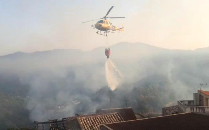 images Incendi, Calabria verde in prima linea: quasi 100 a metà giornata  