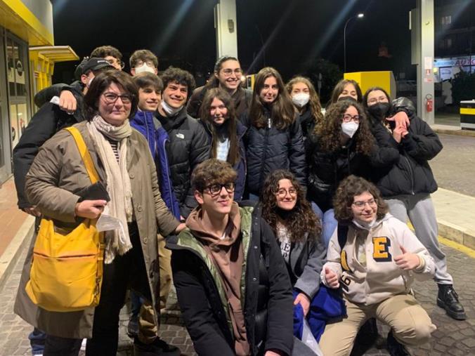 images Erasmus+, gli studenti del Siciliani di Catanzaro alla volta di Lisbona: gli auguri della dirigente