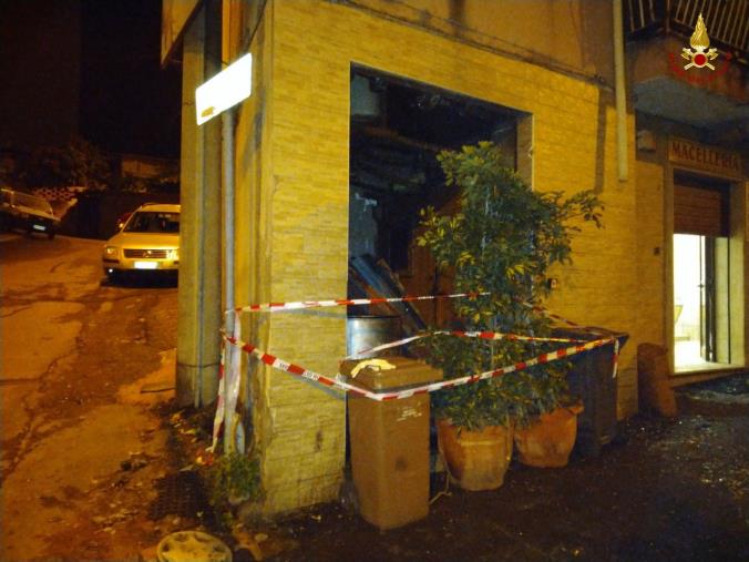 Esplosione in un negozio a Reggio Calabria: quattro vigili del fuoco e sei poliziotti sono rimasti feriti