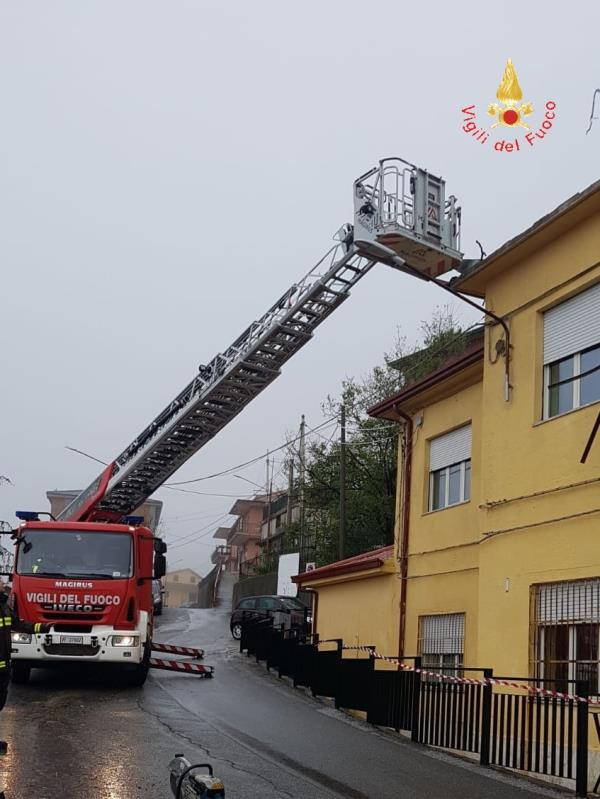 images Maltempo a Pentone, vigili del fuoco in azione nella scuola elementare 