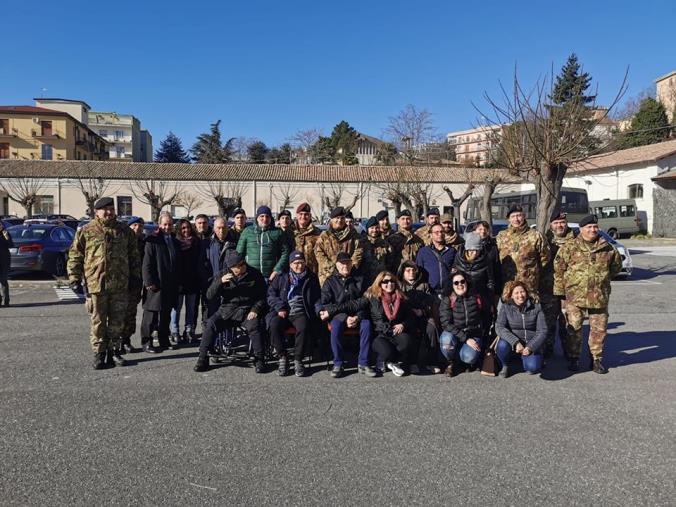 images Gli ospiti dell'associazione Ra.gi in visita alla caserma Pepe: "Dobbiamo restituire alle persone con demenza le loro emozioni"